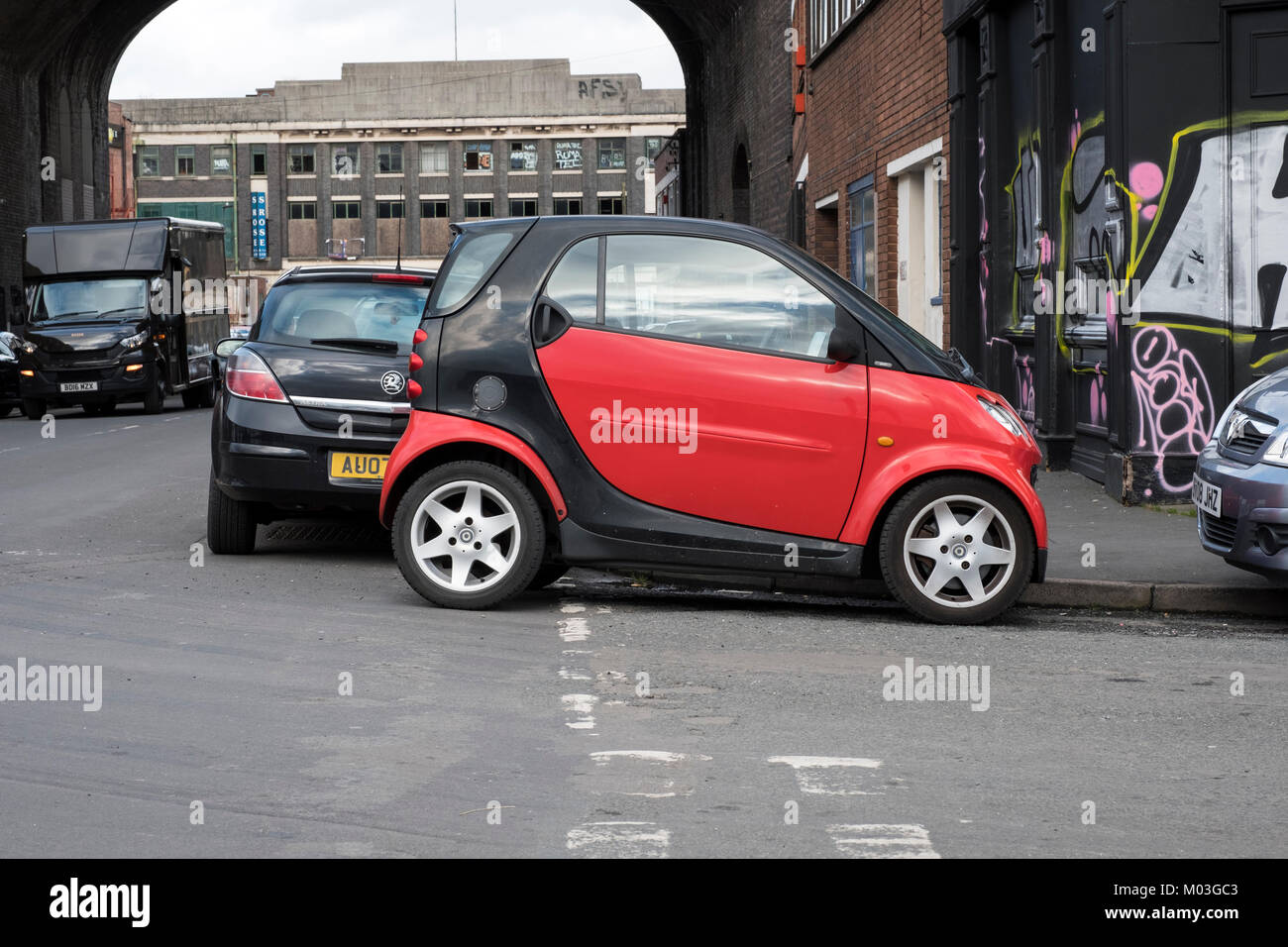 Smart Auto illegal auf der falschen Seite der Straße über Kreuzung Markierungen geparkt, Birmingham, Großbritannien Stockfoto