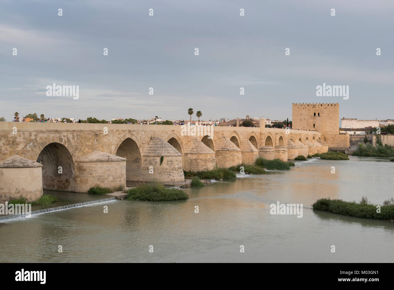 Römische Brücke über den Fluss Guadalquivir, Cordoba, Spanien Stockfoto