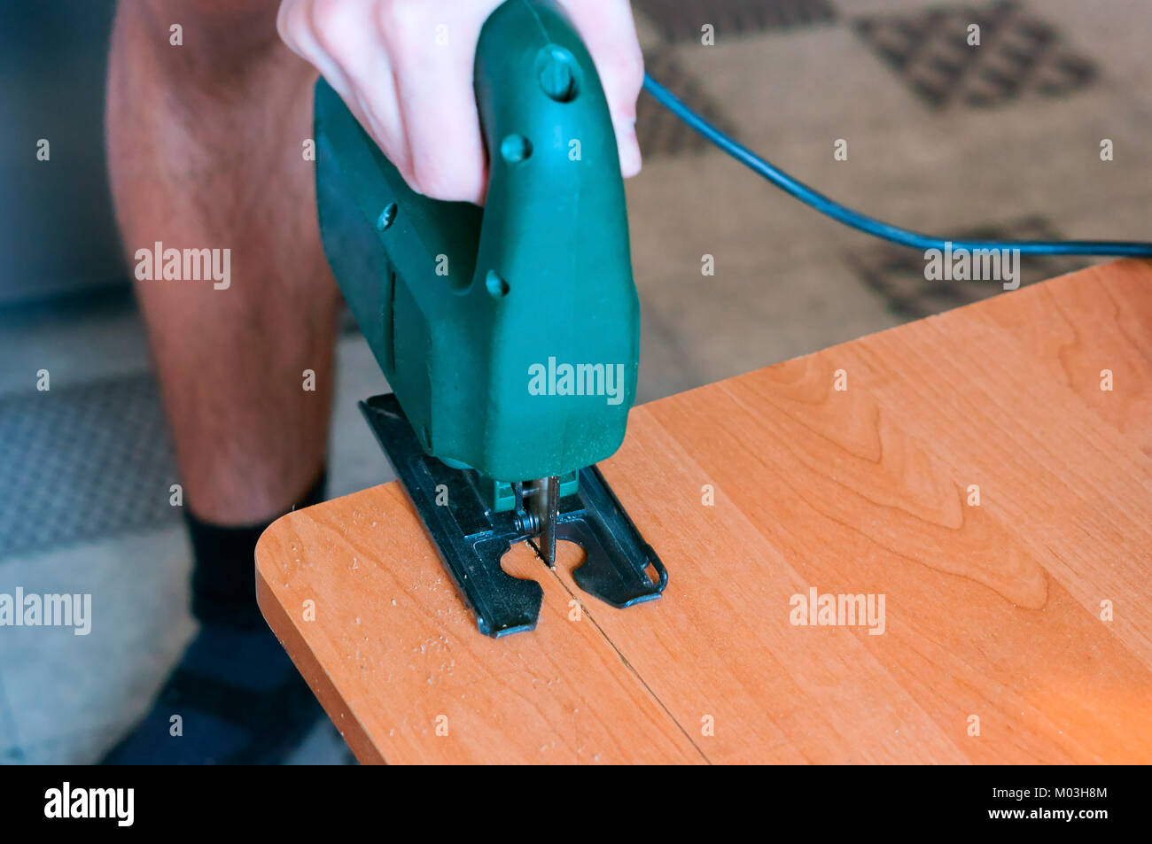 Tischler arbeiten mit einer Stichsäge und Holz schneiden jigsaw Handbuch Stockfoto
