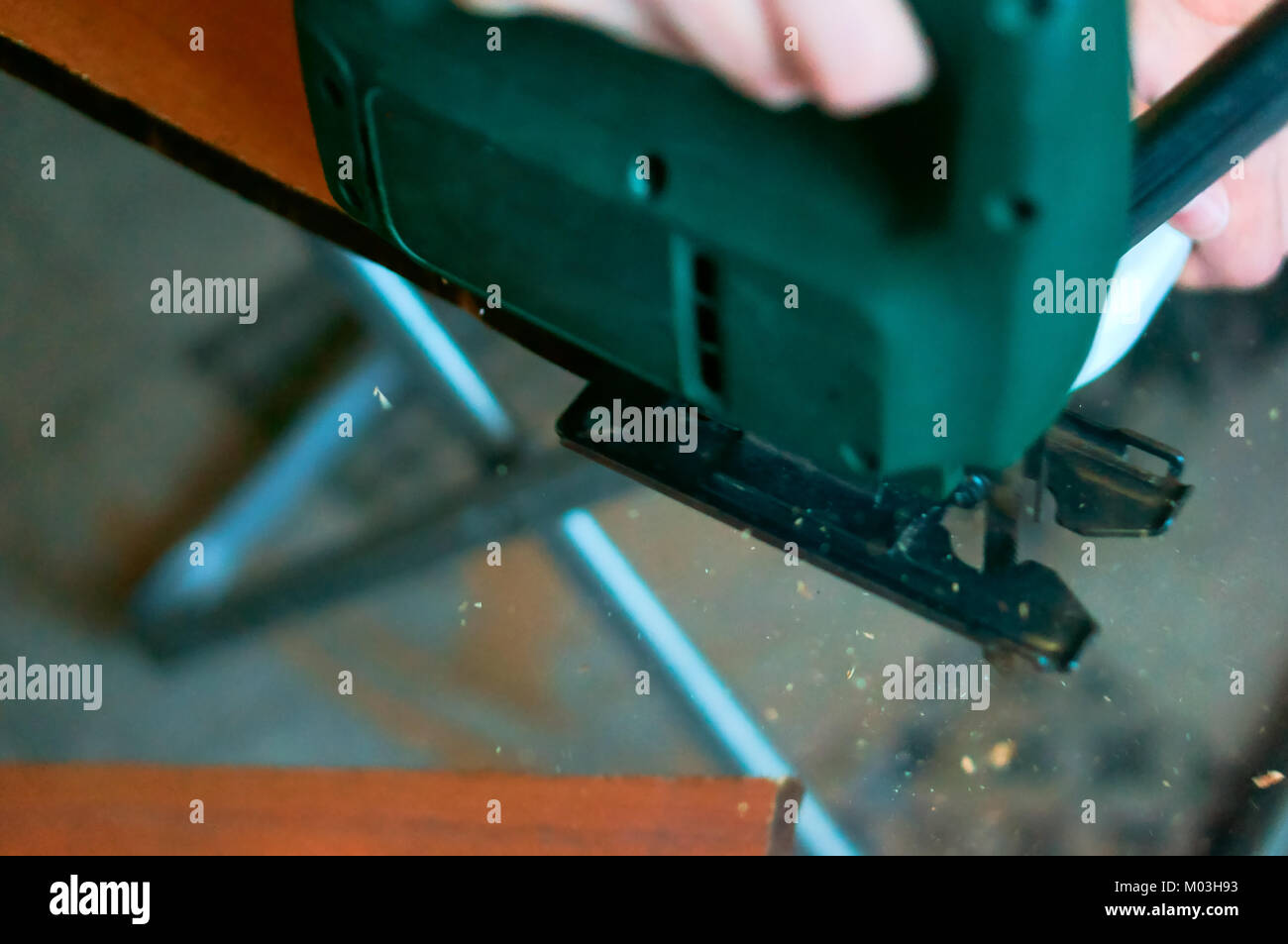 Tischler arbeiten mit einer Stichsäge und Holz schneiden jigsaw Handbuch Stockfoto