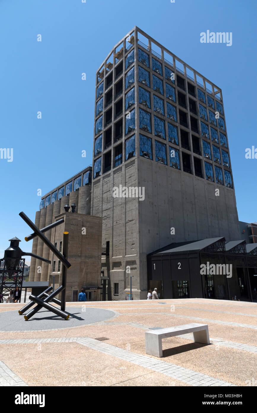 V&A Waterfront Cape Town Südafrika, Dezember 2017. Eine externe, der Zeitz Museum für Zeitgenössische Kunst in Afrika und über dem Silo Hotel Stockfoto