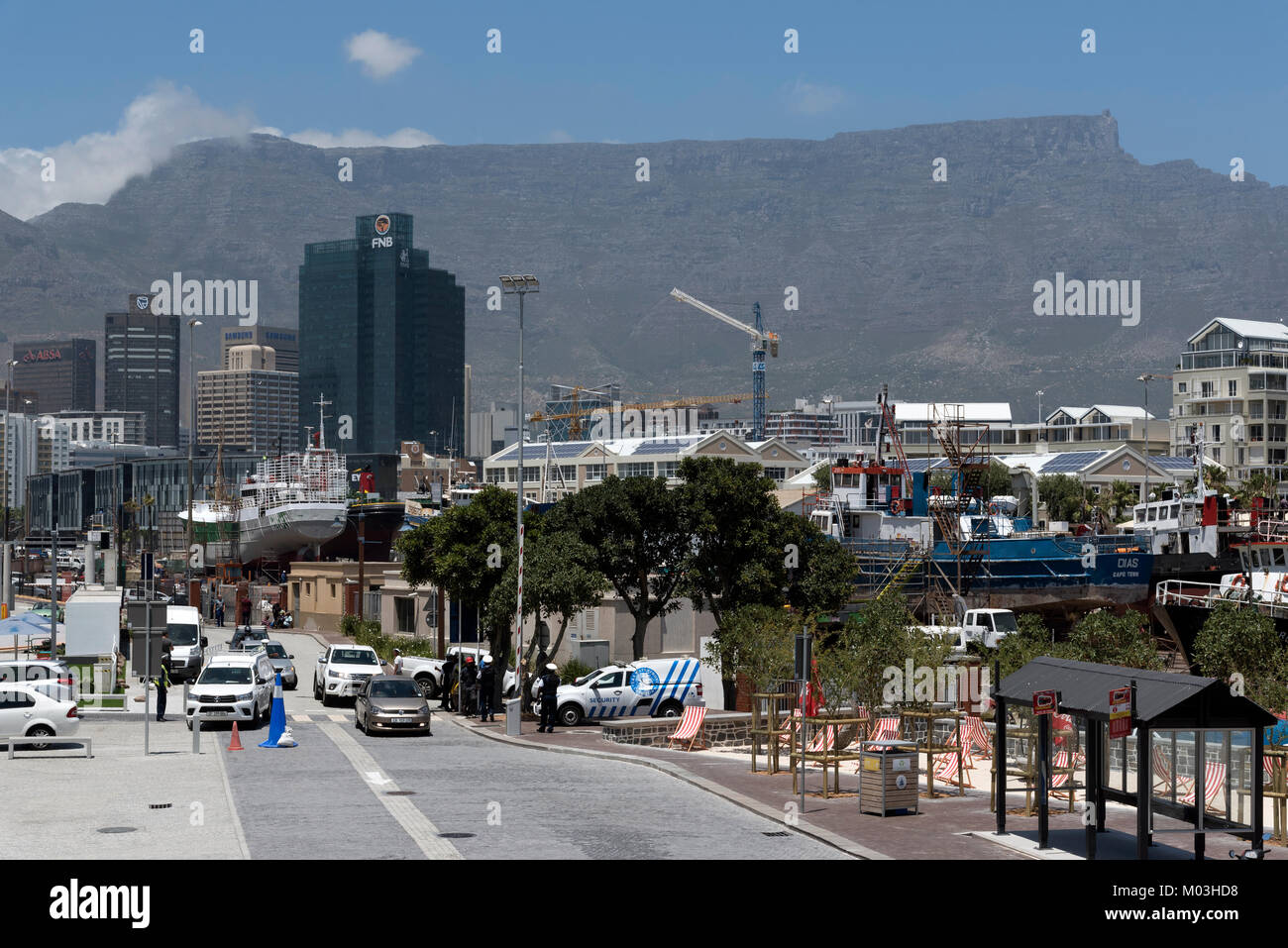 V&A Waterfront Cape Town Südafrika, Dezember 2017. City Centre Offices vor der Kulisse des Tafelbergs Stockfoto