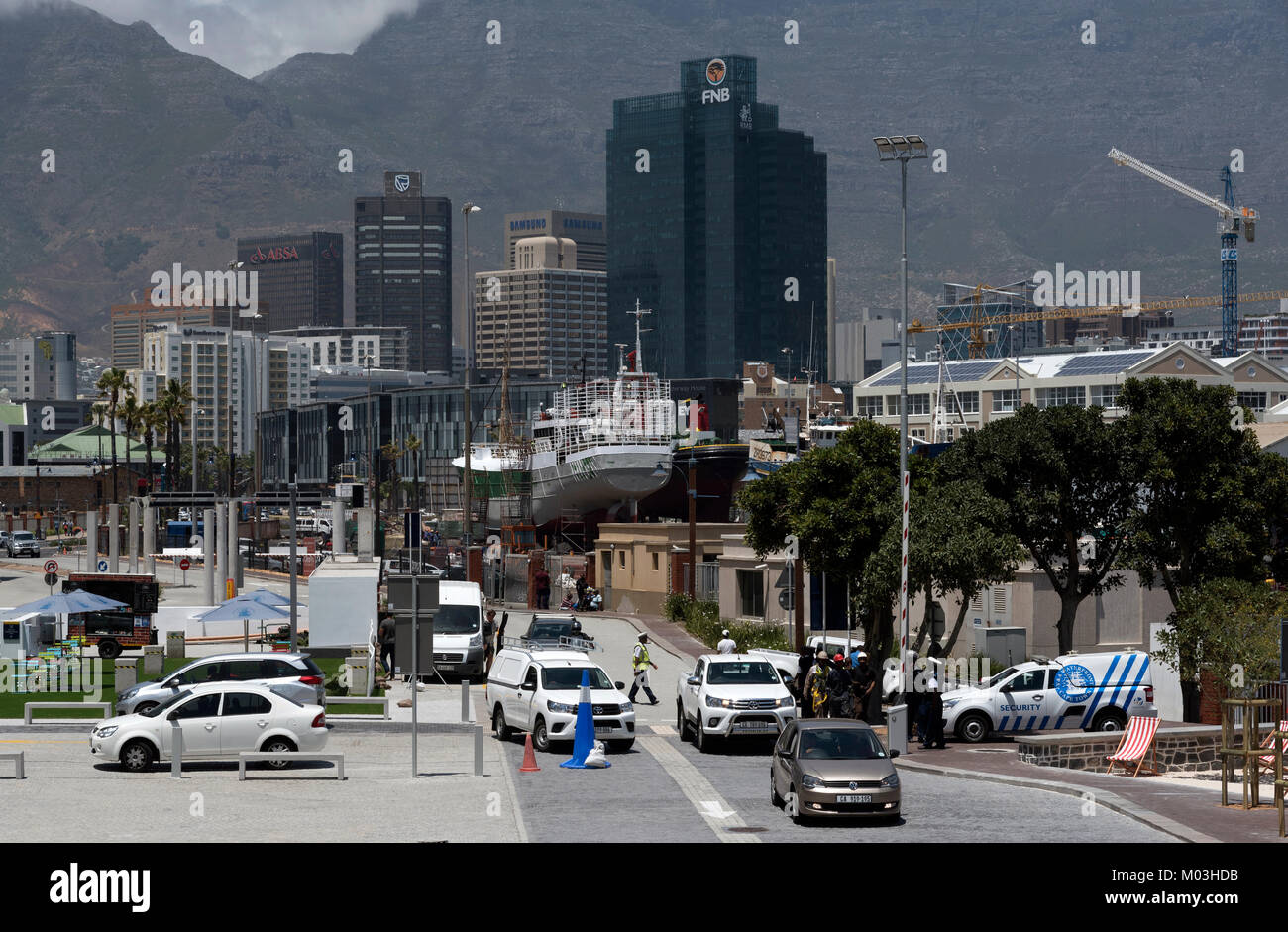V&A Waterfront Cape Town Südafrika, Dezember 2017. City Centre Offices vor der Kulisse des Tafelbergs Stockfoto