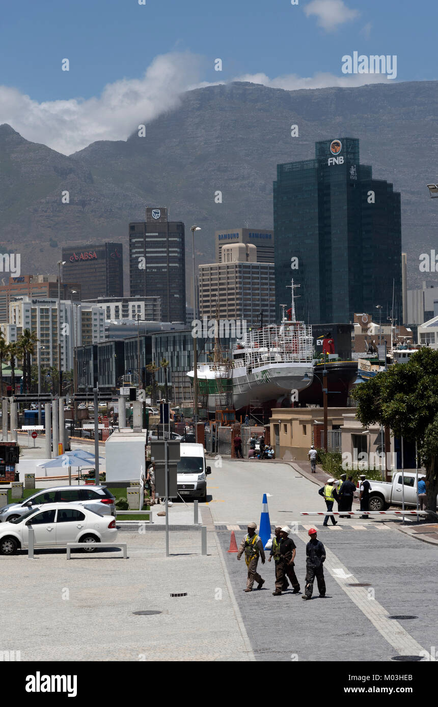 V&A Waterfront Cape Town Südafrika, Dezember 2017. City Centre Offices vor der Kulisse des Tafelbergs Stockfoto