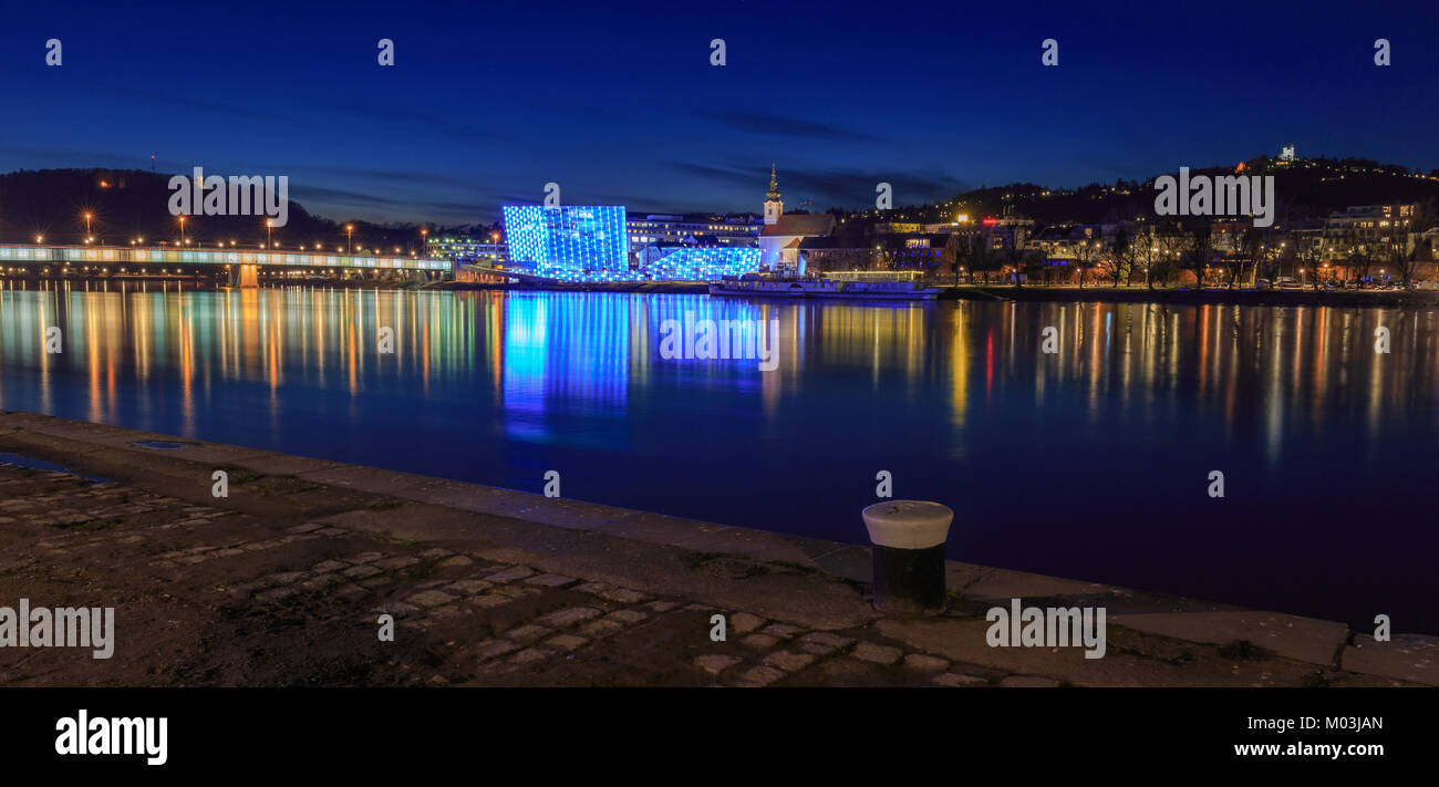 Linz bei Nacht - Blick über die Donau Stockfoto