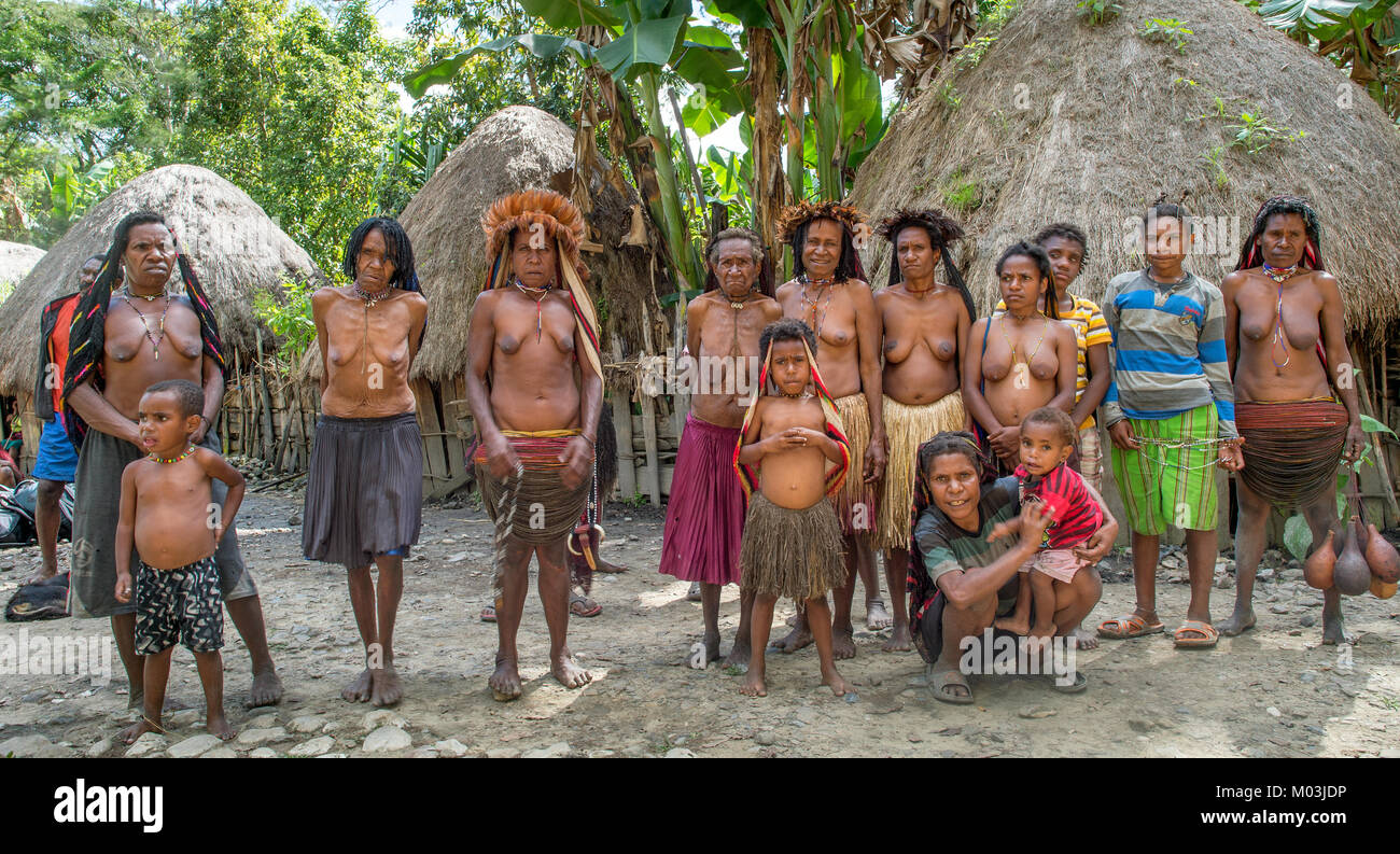 Dugum Dani Stamm Menschen auf Begrüßungszeremonie. Frau und Kinder von Dani Stamm Menschen. Neuguinea Insel, Iran Jaya, Indonesien Stockfoto