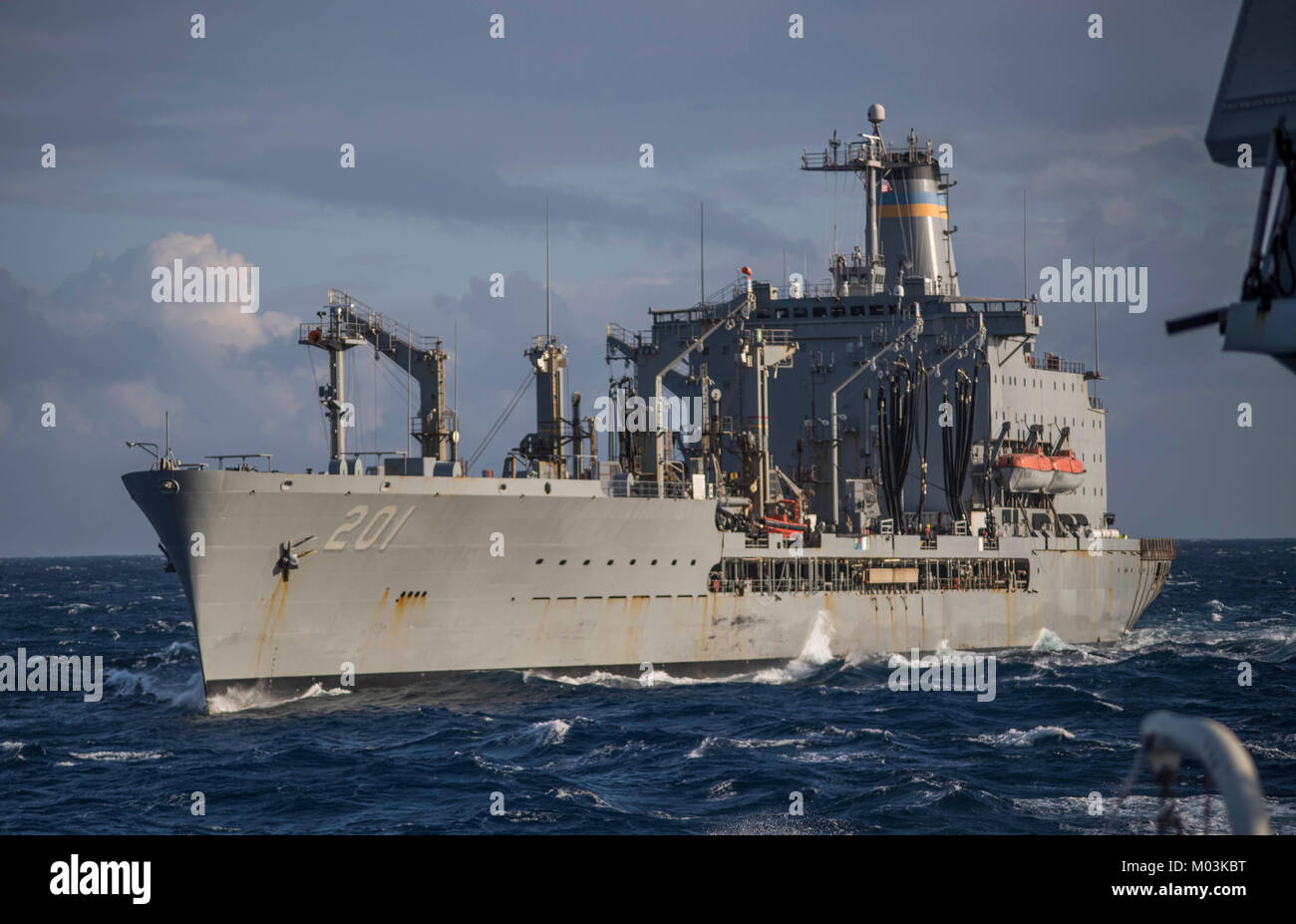 Flotte Auffüllung öler USNS Patuxent (T-AO 201) parow Neben der Arleigh-Burke-Klasse geführte Anti-raketen-Zerstörer USS Carney (DDG64) in die Ägäis. Stockfoto