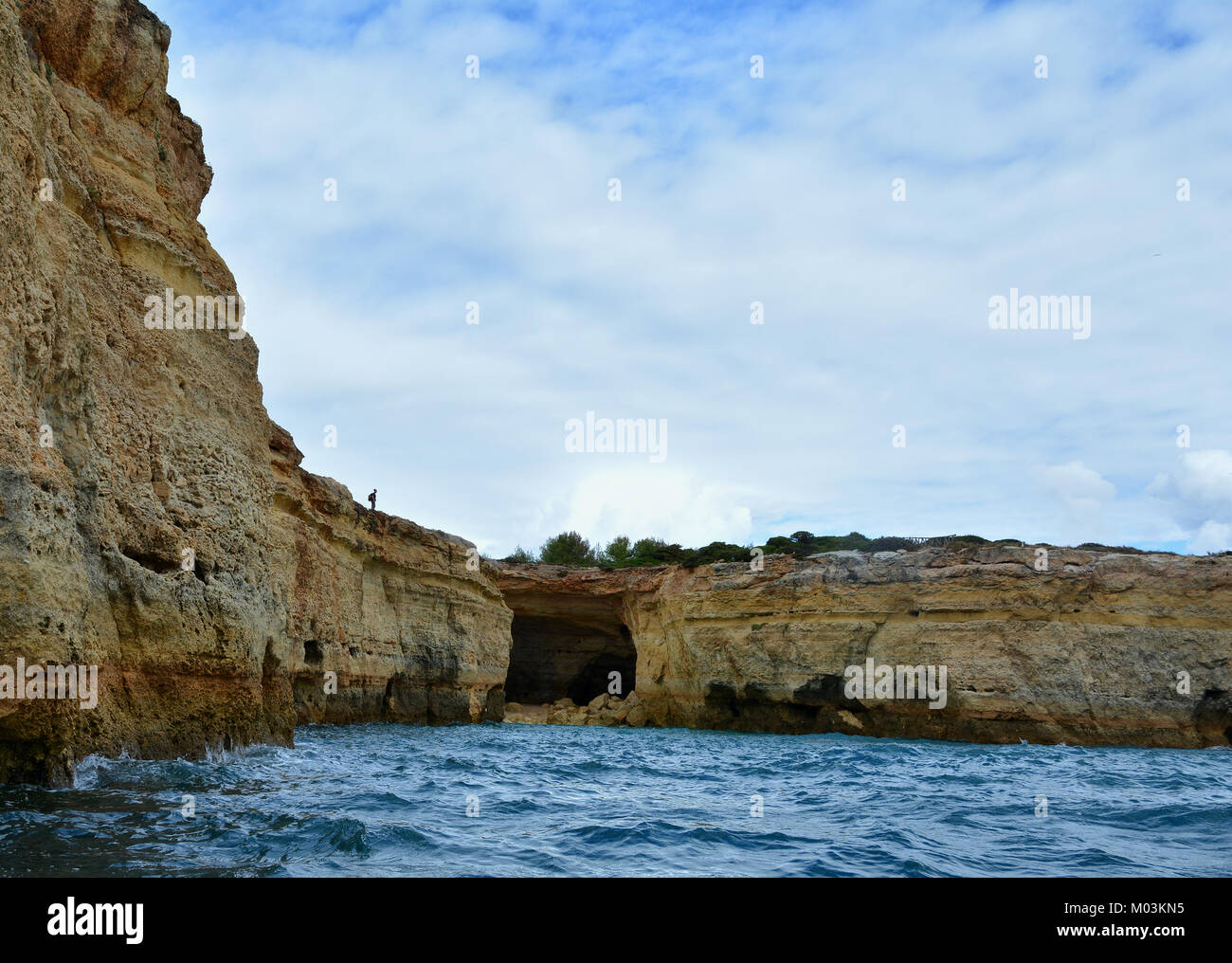 Meer Höhle an der Küste der Algarve in der Nähe von Benagil, Portugal, Europa. Natur Geologie vom Boot Reise gesehen. Stockfoto