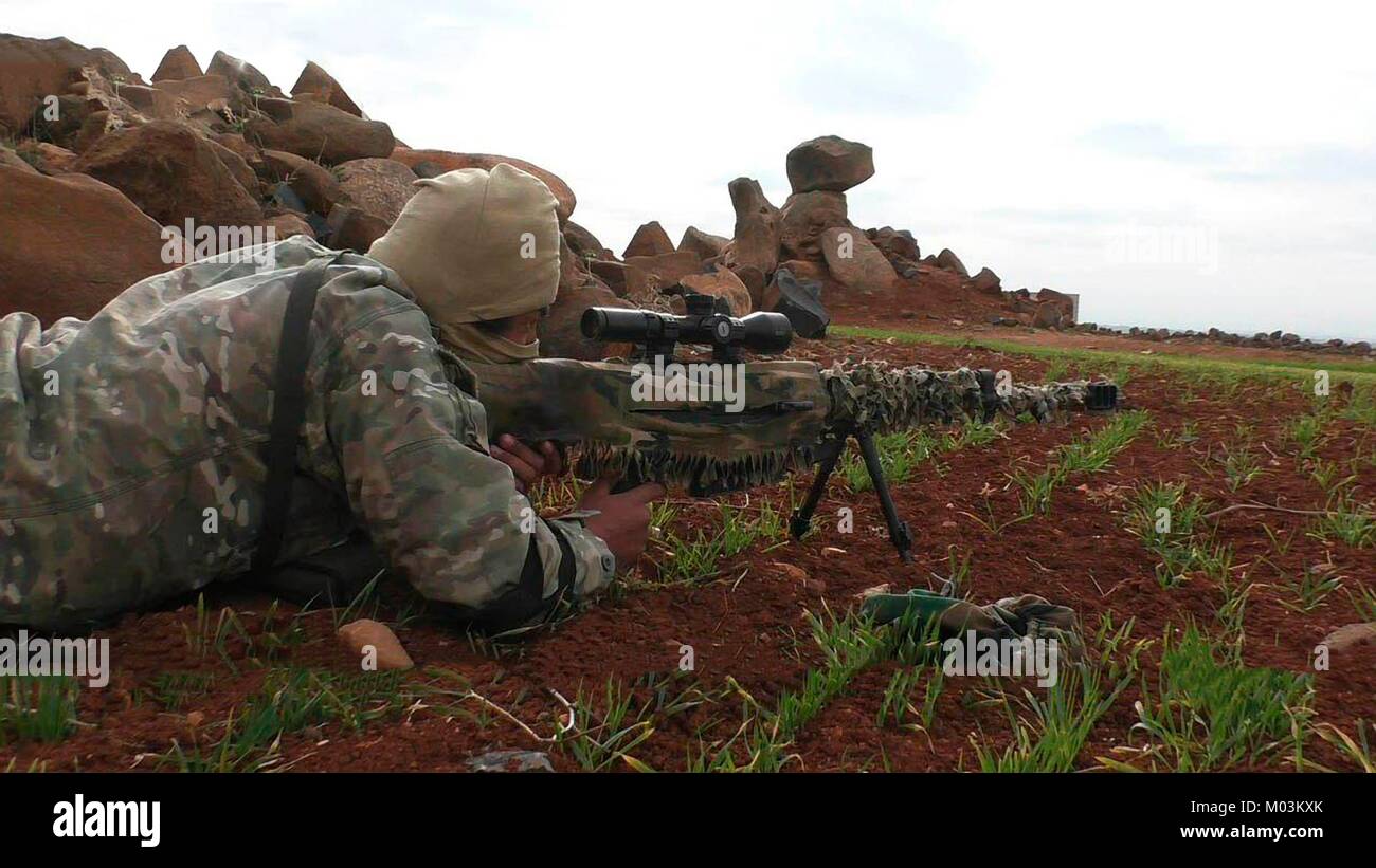 Standbild aus einer Propaganda Video veröffentlicht Januar 13, 2018 mit al-Qaida verbundenen Turkestan islamische Partei Jäger schießen auf die syrische Armee in der Nähe von Abu Duhur Airbase in der idlib Governatorat, Syrien. Stockfoto