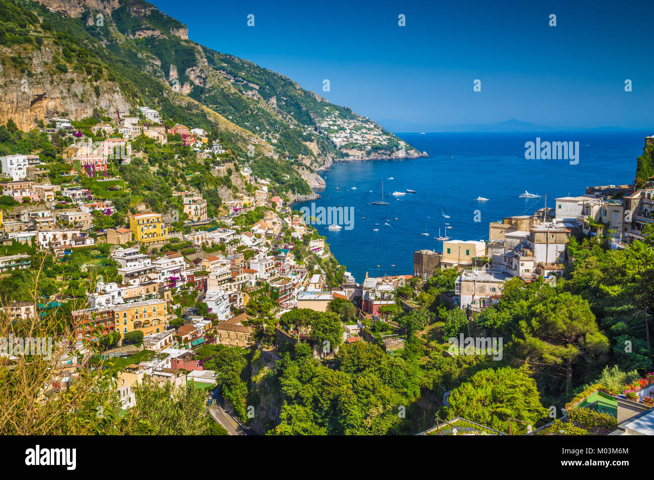 Malerischen Postkarten-Blick auf die Stadt Positano an berühmten Amalfiküste mit Golf von Salerno im schönen Abendlicht, Kampanien, Italien Stockfoto