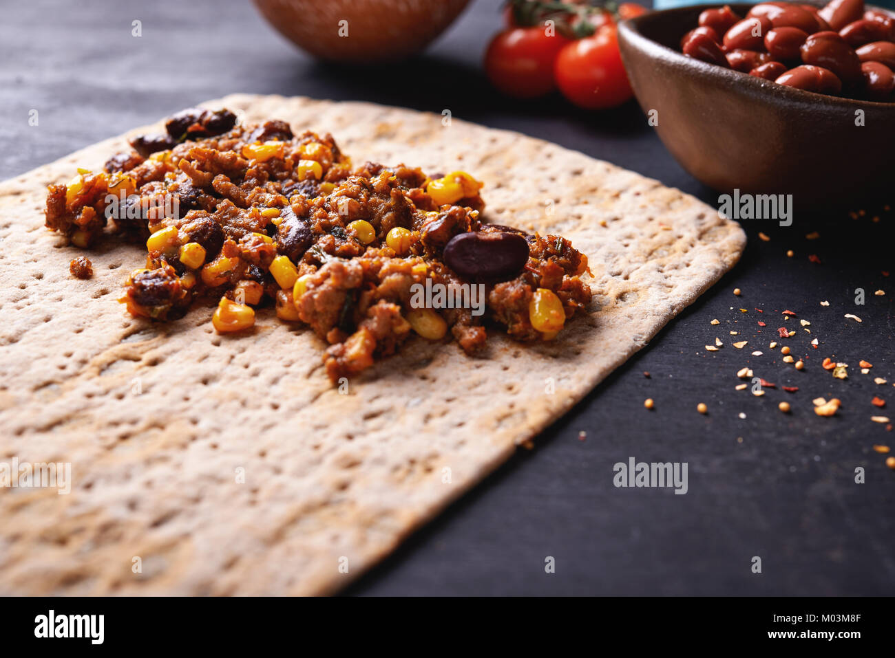 Tortilla und Stellenbesetzung mit Fleisch und Gemüse Stockfoto