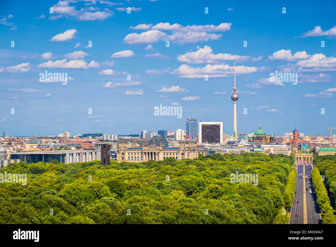 Luftaufnahme des Berliner Skyline Panorama mit Großen Tiergarten öffentlichen Park an einem sonnigen Tag mit blauen Himmel und Wolken im Sommer, Deutschland Stockfoto