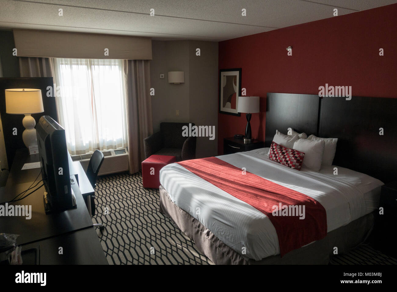 Ein King-Bett-Zimmer im Best Western Plus BWI Airport North Inn & Suites, Baltimore, Maryland, USA. Stockfoto
