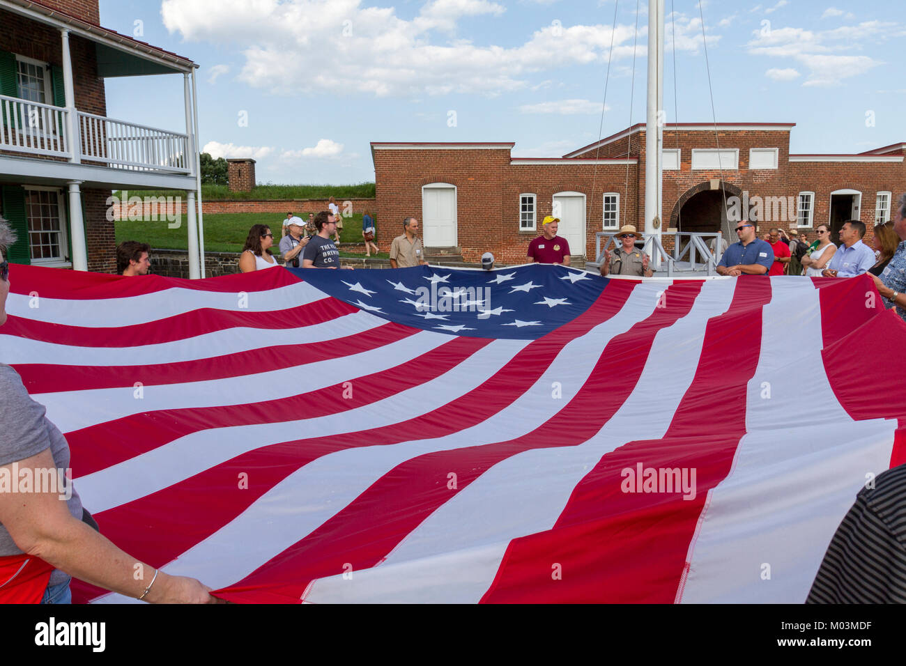 Die 15 Sterne, 15 - der Streifen Teer - Spangled Banner" von den Besuchern Fort McHenry, Baltimore, Maryland, USA gefaltet wird. Stockfoto
