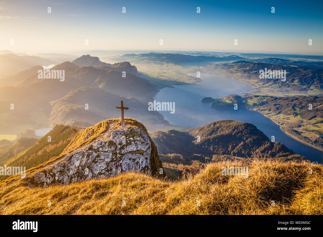 Schönen Herbst Landschaft in den Alpen mit Bergen und Seen im goldenen Abendlicht Stockfoto