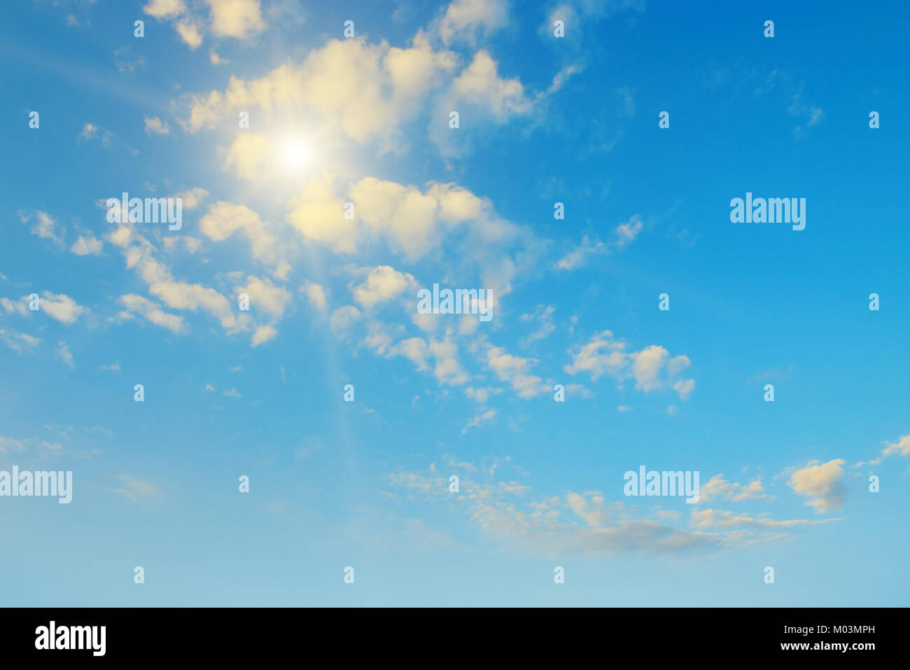 Sonne auf der schönen blauen Himmel. Sunrise. Stockfoto