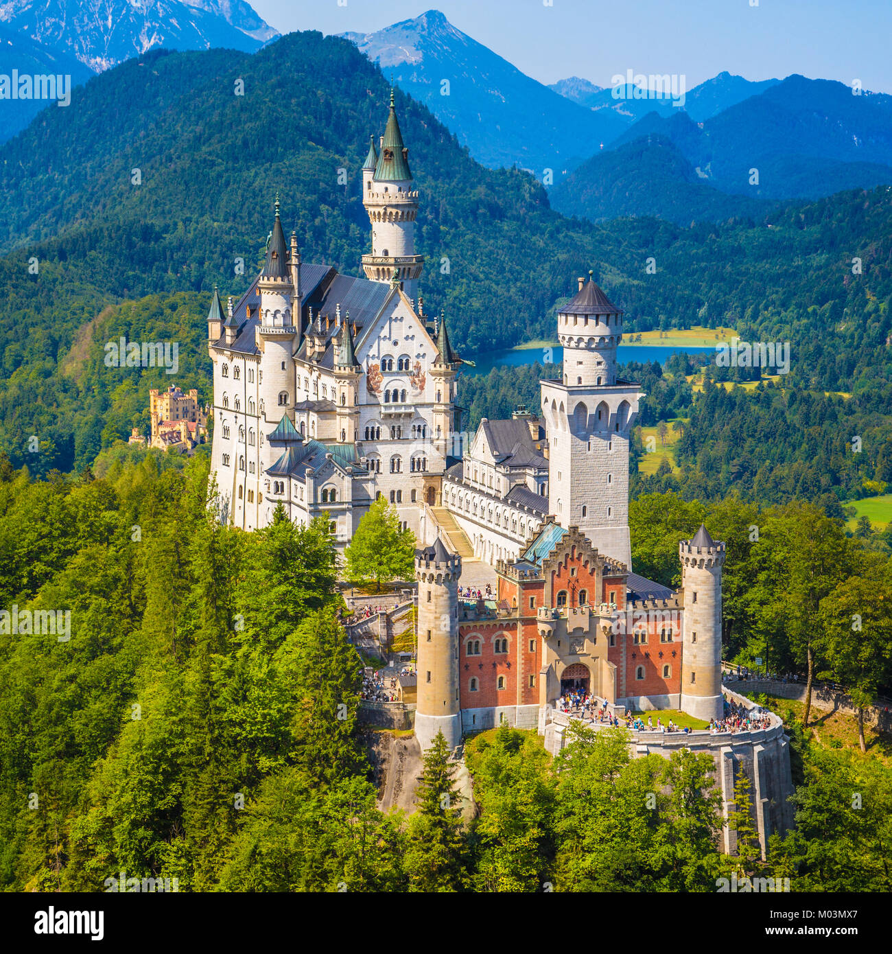 Schöne Aussicht auf die weltberühmten Schloss Neuschwanstein, dem neunzehnten Jahrhundert Neoromanischen Palast für König Ludwig II. erbaut auf einem schroffen Klippen, Witz Stockfoto