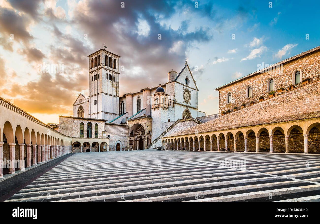 Berühmte Basilika des Heiligen Franziskus von Assisi (Basilica Papale di San Francesco) mit Lower Plaza bei Sonnenuntergang in Assisi, Umbrien, Italien Stockfoto