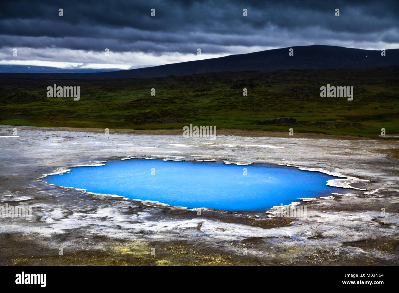 Schöne Landschaft mit heißen geothermischen Feder Blahver in der Nacht in Hveravellir, Island Stockfoto