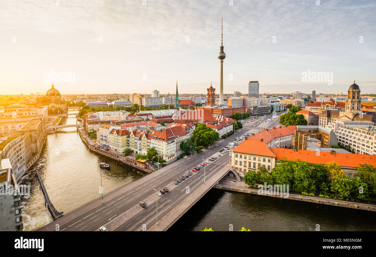 Luftaufnahme der Berliner Skyline mit berühmten Fernsehturm und Spree entlang im schönen Abendlicht bei Sonnenuntergang mit Retro-Vintage-Filter-Effekt Stockfoto