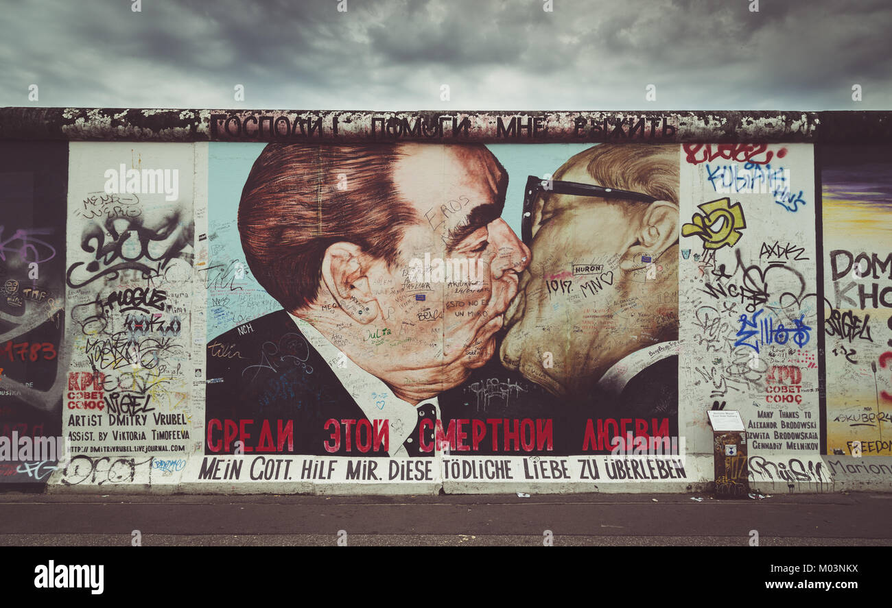 Street Art Graffiti Gemälde "Der Kuss" von Dimitri Vrubel an der berühmten East Side Gallery mit Retro Vintage Instagram Stil filter Effekt, Berlin, Deutschland Stockfoto