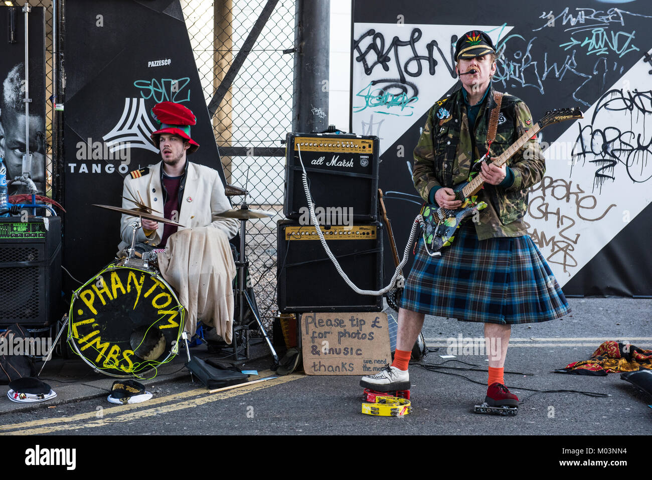 Die Phantom Limbs spielen Ihre einzigartige Marke von Punk und Rock außerhalb Shoreditch, London UK Stockfoto