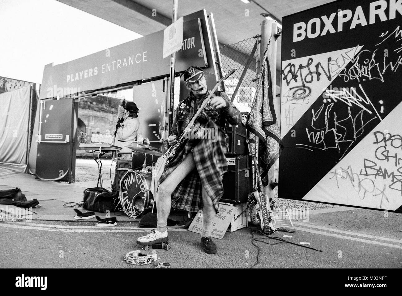 Phantom Limbs Band spielen im Freien Shoreditch Station Stockfoto