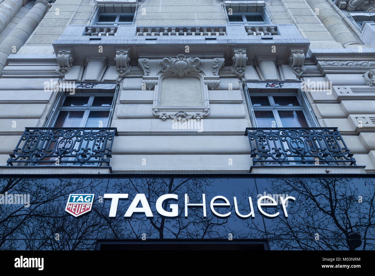 PARIS, Frankreich, 20. Dezember 2017: Tag Heuer Logo auf Ihren Shop auf der Champs Elysees Avenue. TAG Heuer ist ein Schweizer Luxus Manufacturing Company, Stockfoto