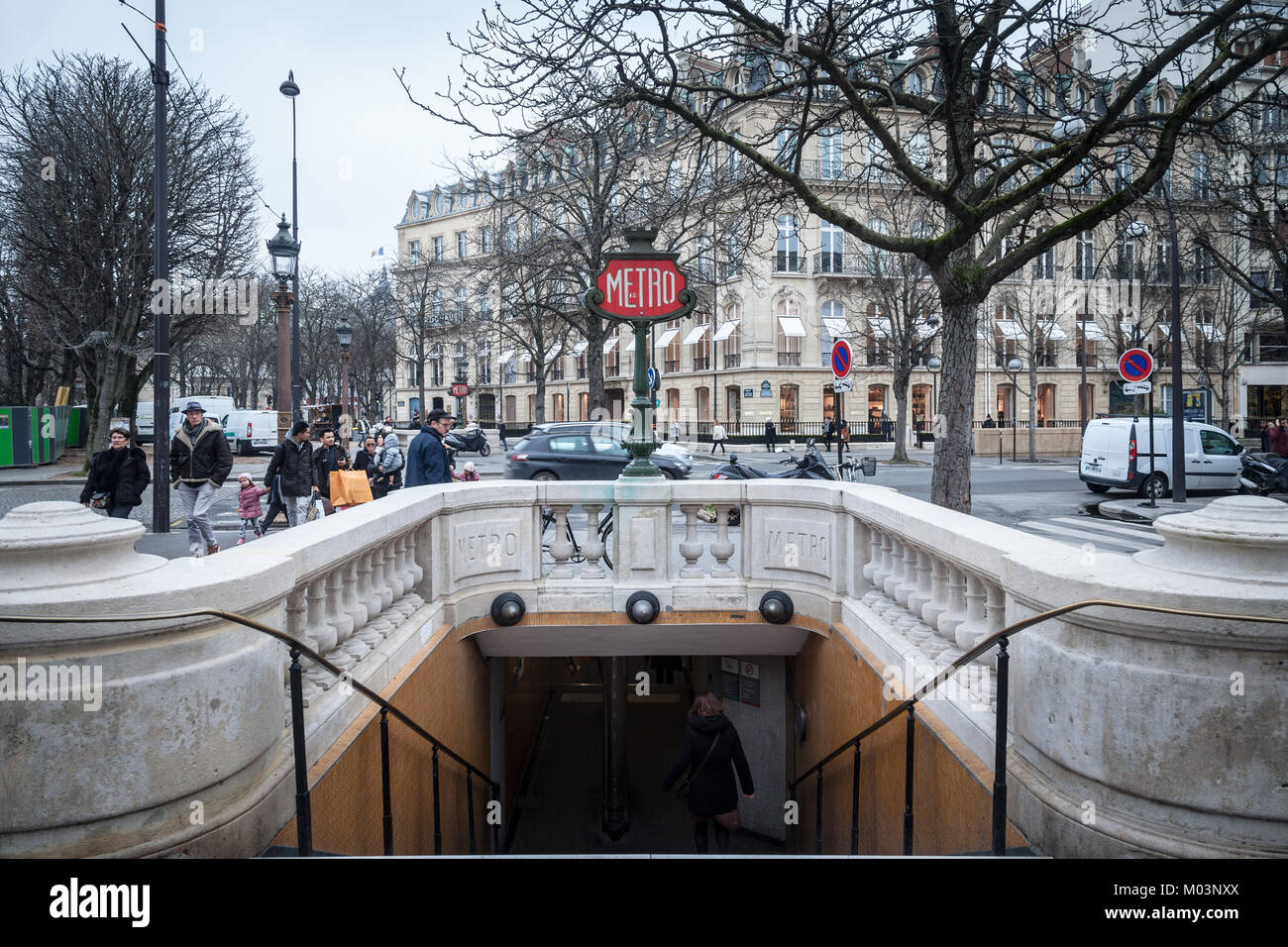 PARIS, Frankreich, 20. Dezember 2017: Pariser Metrostation auf der Champs Elysees Avenue mit einem typischen alten Zeit U-Zeichen eine straßenlaterne Kombiniert. Paris un Stockfoto