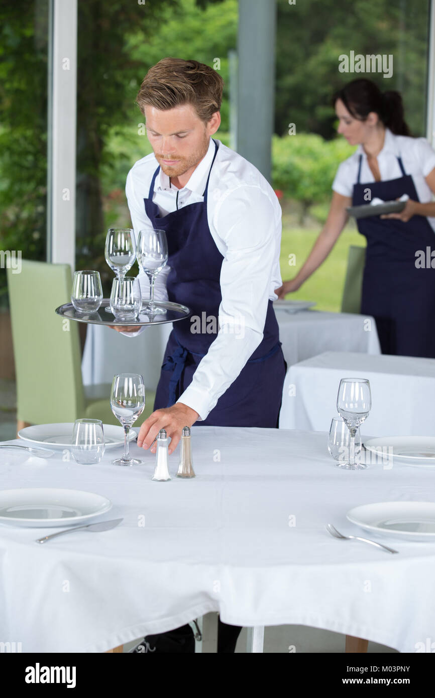 Kellner einen Tisch im Restaurant Stockfoto
