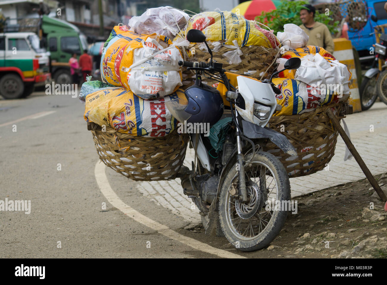 Typische Habal Habal Motorrad mit hoher Belastung, in der provinziellen Gebieten der Philippinen verwendet. Stockfoto