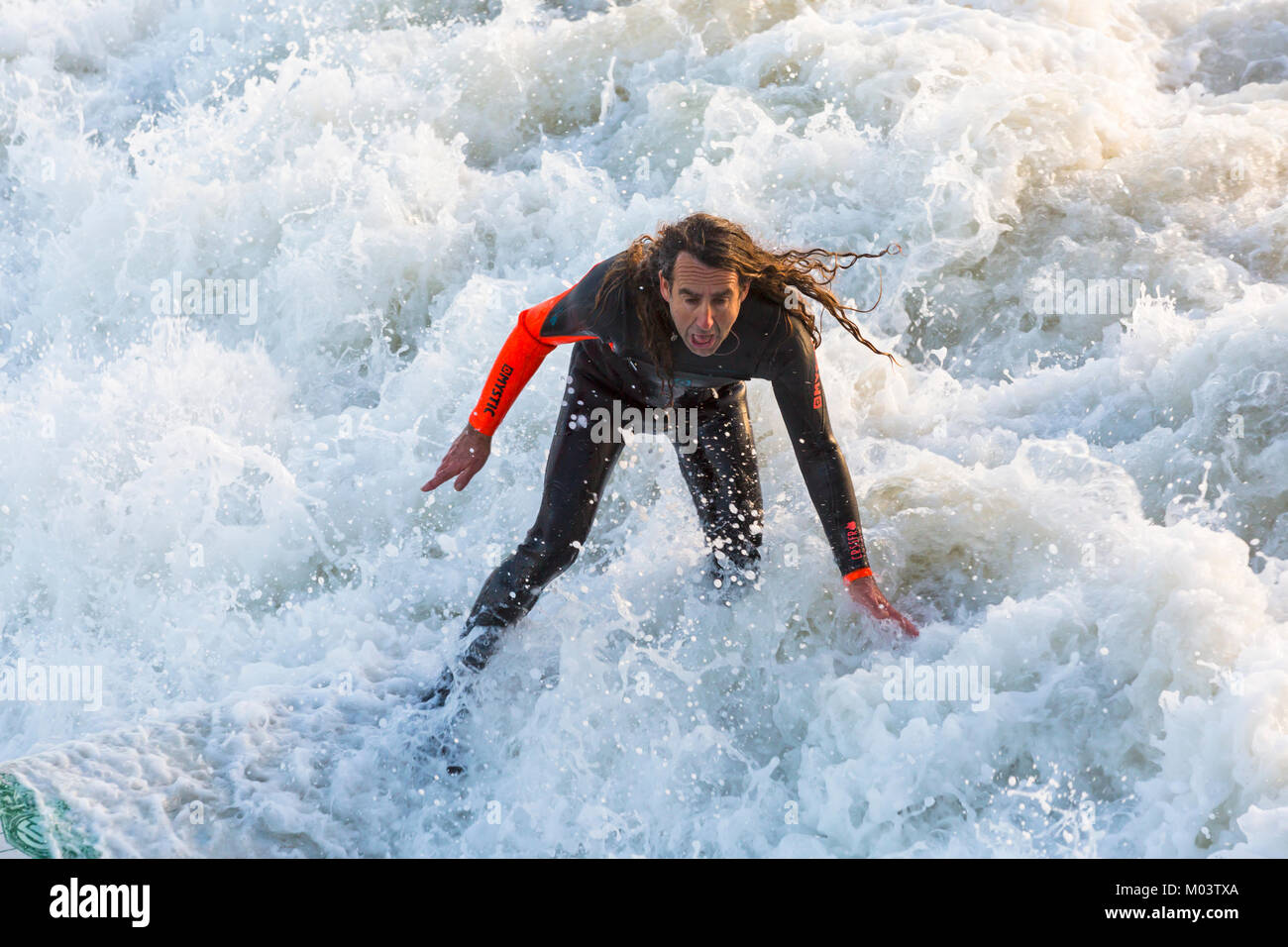 Bournemouth, Dorset, Großbritannien. 18 Jan, 2018. UK Wetter: Nach einer sehr windigen Nacht ein schöner sonniger Tag am Strand von Bournemouth. Surfer nutzen die großen Wellen und abgehackt Meere - Langhaarige ältere Surfer. Surfer auf einer Welle. Credit: Carolyn Jenkins/Alamy Live News Credit: Carolyn Jenkins/Alamy leben Nachrichten Stockfoto