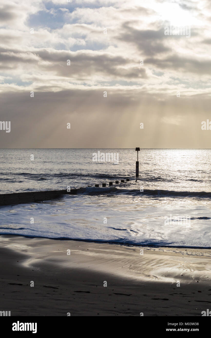 Bournemouth, Dorset, Großbritannien. 18 Jan, 2018. UK Wetter: Nach einer sehr windigen Nacht ein schöner sonniger Tag am Strand von Bournemouth. Sonnenstrahlen Sonnenstrahlen über dem Meer. Credit: Carolyn Jenkins/Alamy leben Nachrichten Stockfoto