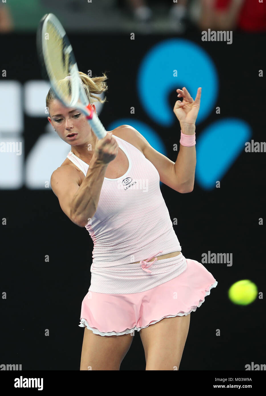 Melbourne, Australien. 18 Jan, 2018. Camila Giorgi in Italien liefert einen Schuß während der zweiten Runde Frauen singles Match gegen Ashleigh Barty von Australien der Australian Open 2018 in Melbourne, Australien, 18.01.2018. Camila Giorgi verloren 1-2. Credit: Bai Xuefei/Xinhua/Alamy leben Nachrichten Stockfoto