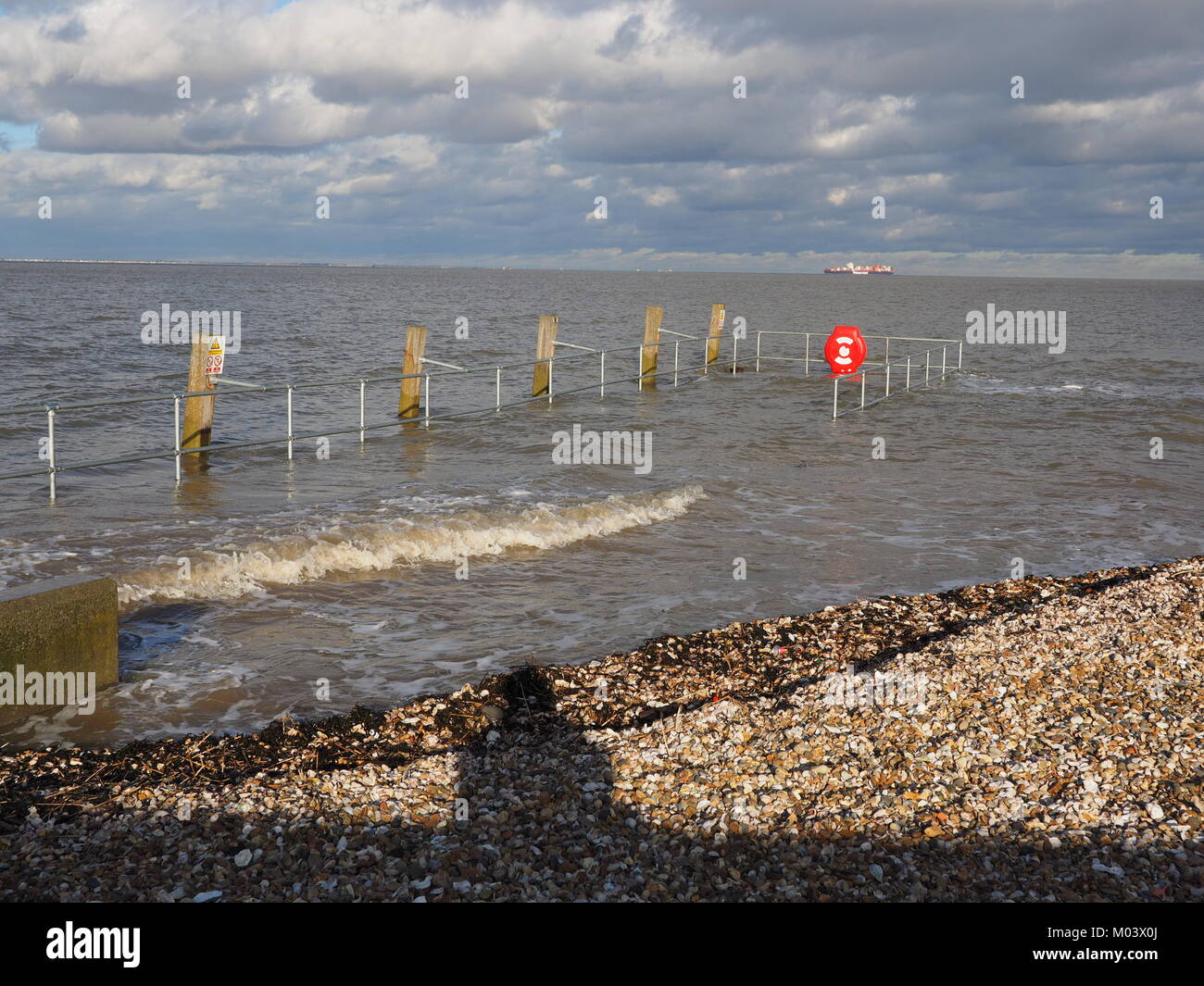 Sheerness, Kent, Großbritannien. 18 Jan, 2018. UK Wetter: Bilder von Wasser bei der heutigen Flut Gezeiten in der Themsemündung in Sheerness. Die Neptun Jetty komplett unter Wasser bei Hochwasser zur Mittagszeit. Credit: James Bell/Alamy leben Nachrichten Stockfoto