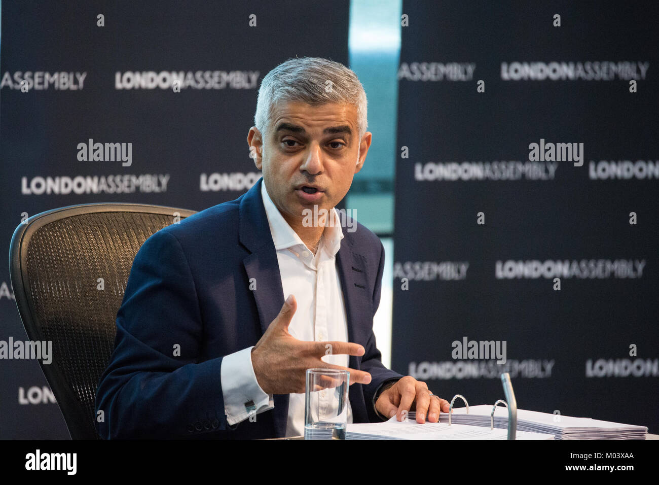 London, Großbritannien. 18 Jan, 2018. Bürgermeister von London Sadiq Khan antwortet auf Fragen, die während des Bürgermeisters Fragestunde im Rathaus. Themen Messer Kriminalität, Verbrechen aus Hass, saubere Luft und Eva Messerstechereien in London. Credit: Mark Kerrison/Alamy leben Nachrichten Stockfoto