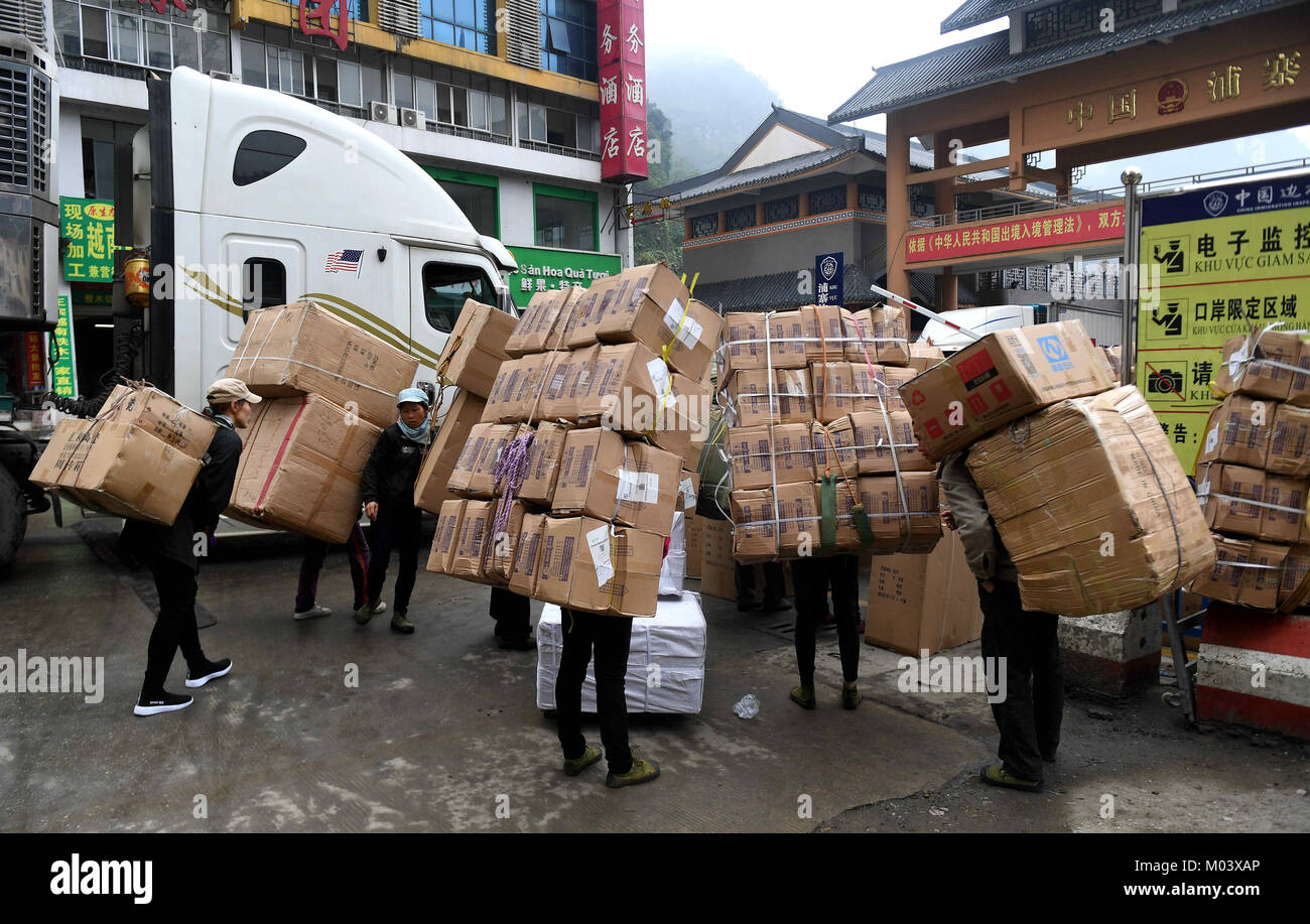 Nanning. 16 Jan, 2018. Vietnamesischen Arbeiter transportieren Güter an der Grenze Trade Center in Stadt Pingxiang in der chinesischen Autonomen Region Guangxi Zhuang, Jan. 16, 2018. Durch seine geographische Lage und das Potenzial der Küsten und der Grenzgebiete, Guangxi auf seine Vorteile und spielten eine größere Rolle in den Riemen und die Initiative. Über die Anschlüsse und den Beibu Golfs Wirtschaftszone, die handelspolitische Zusammenarbeit zwischen Guangxi und ASEAN-Ländern große Chancen. Credit: Zhang Ailin/Xinhua/Alamy leben Nachrichten Stockfoto