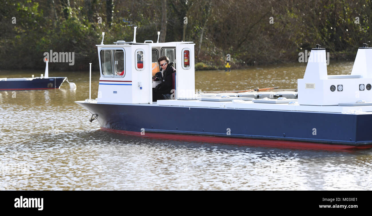 Southampton, Großbritannien. 18 Jan, 2018. Paul Watt/Alamy Leben Nachrichten Princess Royal Fahrten an Bord der Challenger, der in Anlehnung an die Brittany Ferries Schiff Normandie in Timsbury See Ship Handling Center in der Nähe von Romsey Southampton zum zweiten Teil von Ihrem Besuch in offiziell Solent Universität und Warsash Maritime Academy neue St Marys Campus öffnen. Die Princess Royal heute, Donnerstag, den 18. Januar 2018, besuchte Southampton in England offiziell Neue warsash Maritime Academy St Marys Campus im Herzen der Stadt öffnen. Credit: PBWPIX/Alamy leben Nachrichten Stockfoto