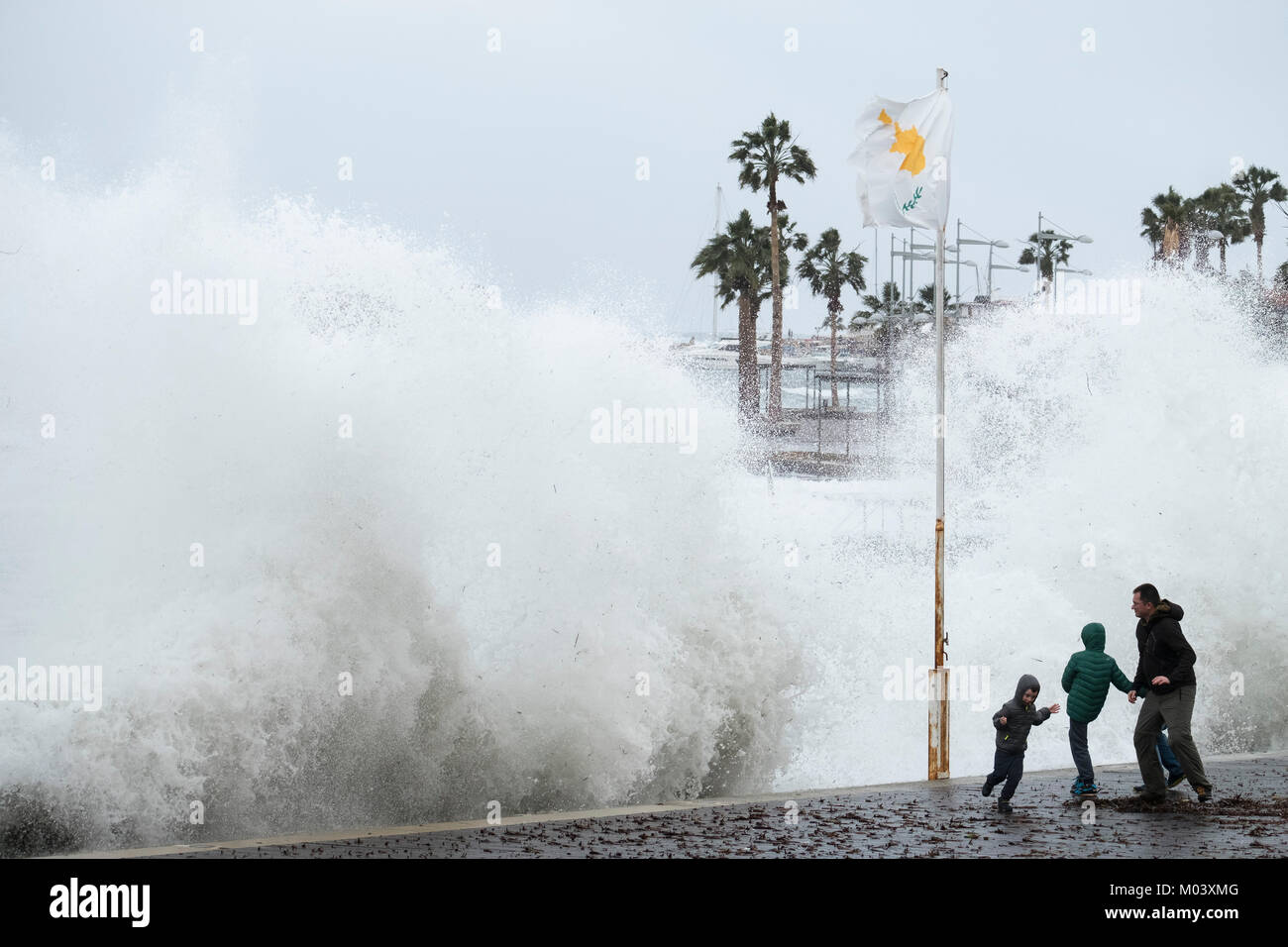 Paphos, Zypern. 18 Jan, 2018. Eine Gruppe von Menschen beobachten, wie große Wellen Teig direkt am Meer bei einem Sturm im Hafen von Paphos, Republik Zypern. Foto: Ian Rutherford/Alamy leben Nachrichten Stockfoto