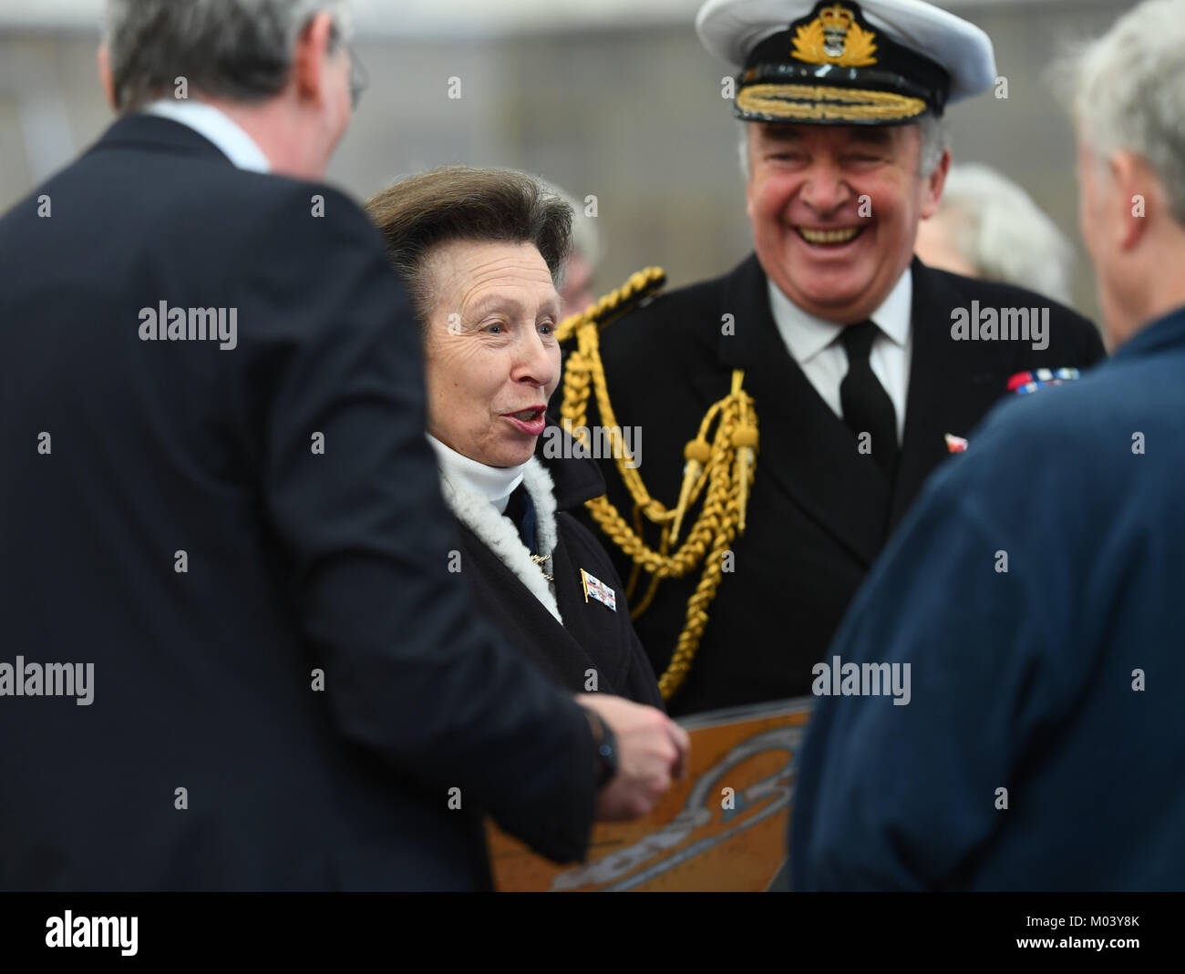 18. Januar 2018 Southampton, England. Bilder Paul Watt/Alamy Leben Nachrichten die Princess Royal Aktien einen humoristischen Moment mit Herrn westlich von Spithead und Mitglieder von warsash Maritime Academy während der Begehung zu Timbsbury Ship Handling See in der Nähe von Romsey Southampton Teil der Besuch der St. Marys Campus öffnen. Die Princess Royal heute, Donnerstag, den 18. Januar 2018, besuchte Southampton in England offiziell Neue warsash Maritime Academy St Marys Campus im Herzen der Stadt öffnen. Credit: PBWPIX/Alamy leben Nachrichten Stockfoto