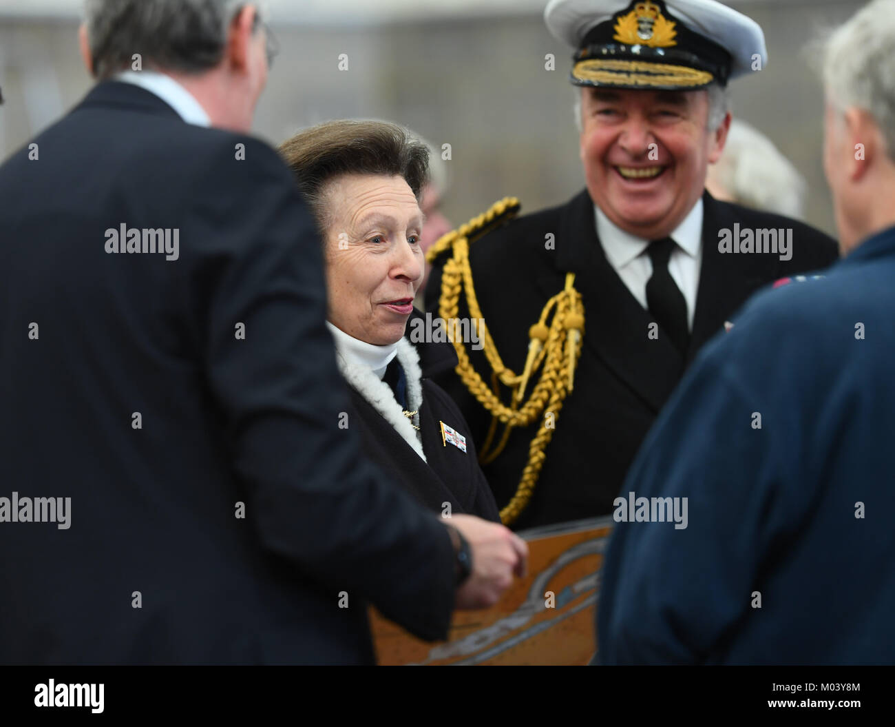 18. Januar 2018 Southampton, England. Bilder Paul Watt/Alamy Leben Nachrichten die Princess Royal Aktien einen humoristischen Moment mit Herrn westlich von Spithead und Mitglieder von warsash Maritime Academy während der Begehung zu Timbsbury Ship Handling See in der Nähe von Romsey Southampton Teil der Besuch der St. Marys Campus öffnen. Die Princess Royal heute, Donnerstag, den 18. Januar 2018, besuchte Southampton in England offiziell Neue warsash Maritime Academy St Marys Campus im Herzen der Stadt öffnen. Credit: PBWPIX/Alamy leben Nachrichten Stockfoto