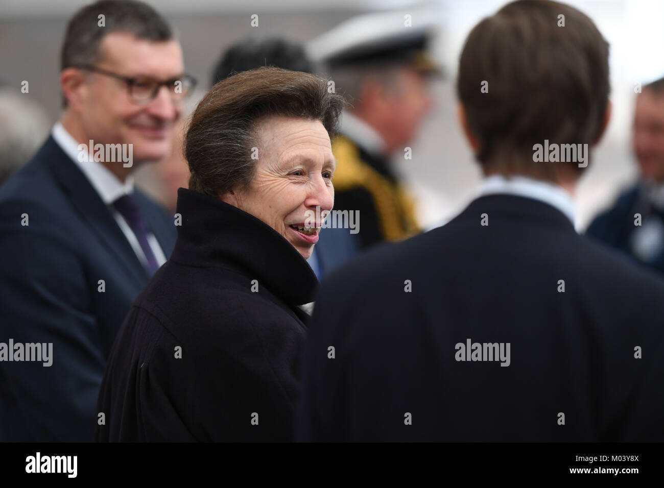 18. Januar 2018 Southampton, England. Bilder Paul Watt/Alamy Leben Nachrichten die Princess Royal Aktien einen humoristischen Moment mit Herrn westlich von Spithead und Mitglieder von warsash Maritime Academy während der Begehung zu Timbsbury Ship Handling See in der Nähe von Romsey Southampton Teil der Besuch der St. Marys Campus öffnen. Die Princess Royal heute, Donnerstag, den 18. Januar 2018, besuchte Southampton in England offiziell Neue warsash Maritime Academy St Marys Campus im Herzen der Stadt öffnen. Credit: PBWPIX/Alamy leben Nachrichten Stockfoto