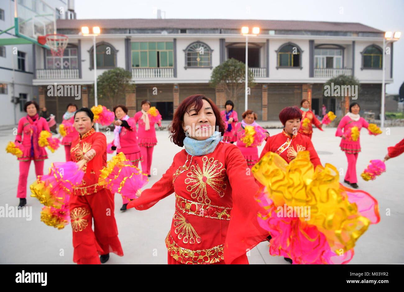 Ankang, Shaanxi Chinas Provinz. 18 Jan, 2018. Bewohner von Leihei immigrant Community Dance in Hengkou Stadt Ankang Hanbin Bezirk in der Stadt, in der Provinz Shaanxi im Nordwesten Chinas, 18.01.2018. Die Stadt erweitert Community Entwicklung und zog über 4000 Dorfbewohner hier einzuwandern. Credit: Shao Rui/Xinhua/Alamy leben Nachrichten Stockfoto