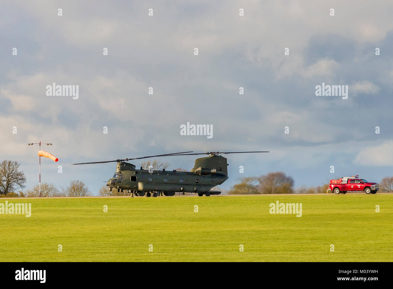 Sywell, Northamptonshire, Großbritannien vom 18. Januar 2018. Eine Chinook Hubschrauber landet auf der Sywell Flugplatz zu diesem Nachmittag tanken, das ist ein seltener Besuch auf dem Flugplatz. Credit: Keith J Smith./Alamy leben Nachrichten Stockfoto