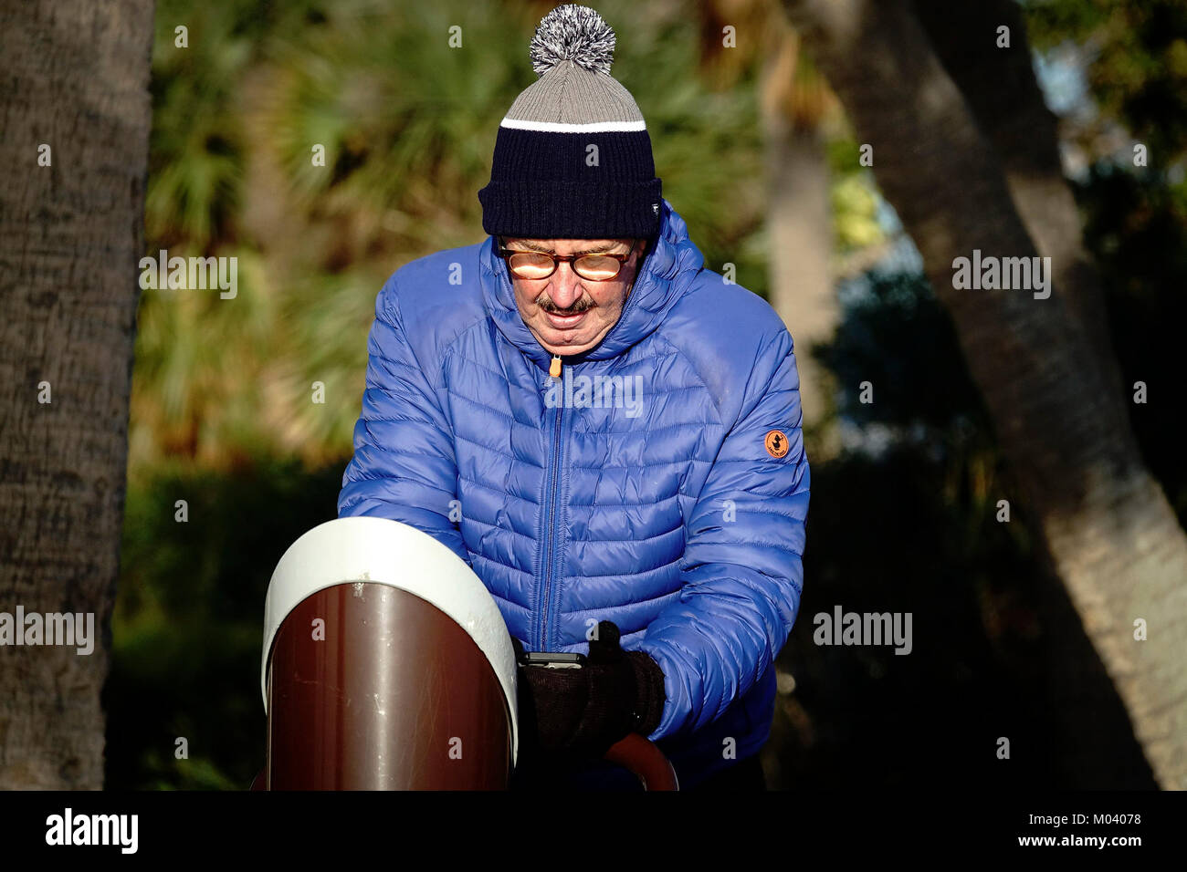 Januar 18, 2018 - Florida, USA - Leo Quarter von See Wert wird für Wärme gebündelt als er Übungen an einem Cardio Stepper Maschine am Bryant Park South in Lake Worth Donnerstag morgen, 18. Januar 2018. Die Temperaturen waren in den 40er Jahren. "Ich komme aus Finnland ursprünglich, also ich bin ziemlich auf den Kalten verwendet", sagte er. "Aber ich mag das warme Wetter viel besser. (Bild: © Bruce R. Bennett/der Palm Beach Post über ZUMA Draht) Stockfoto