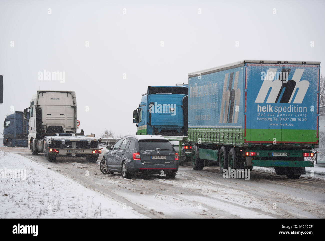 Hamburg, Deutschland. 18 Jan, 2018. Verschiedene Trucks wurden im Hafen durch die vereisten Straßen in Hamburg, Deutschland, 18. Januar 2018 fest. Sturm "Friederike" hat grosse Hemmungen, die in allen Sektoren in Deutschland verursacht. Credit: Daniel Reinhardt/dpa/Alamy leben Nachrichten Stockfoto
