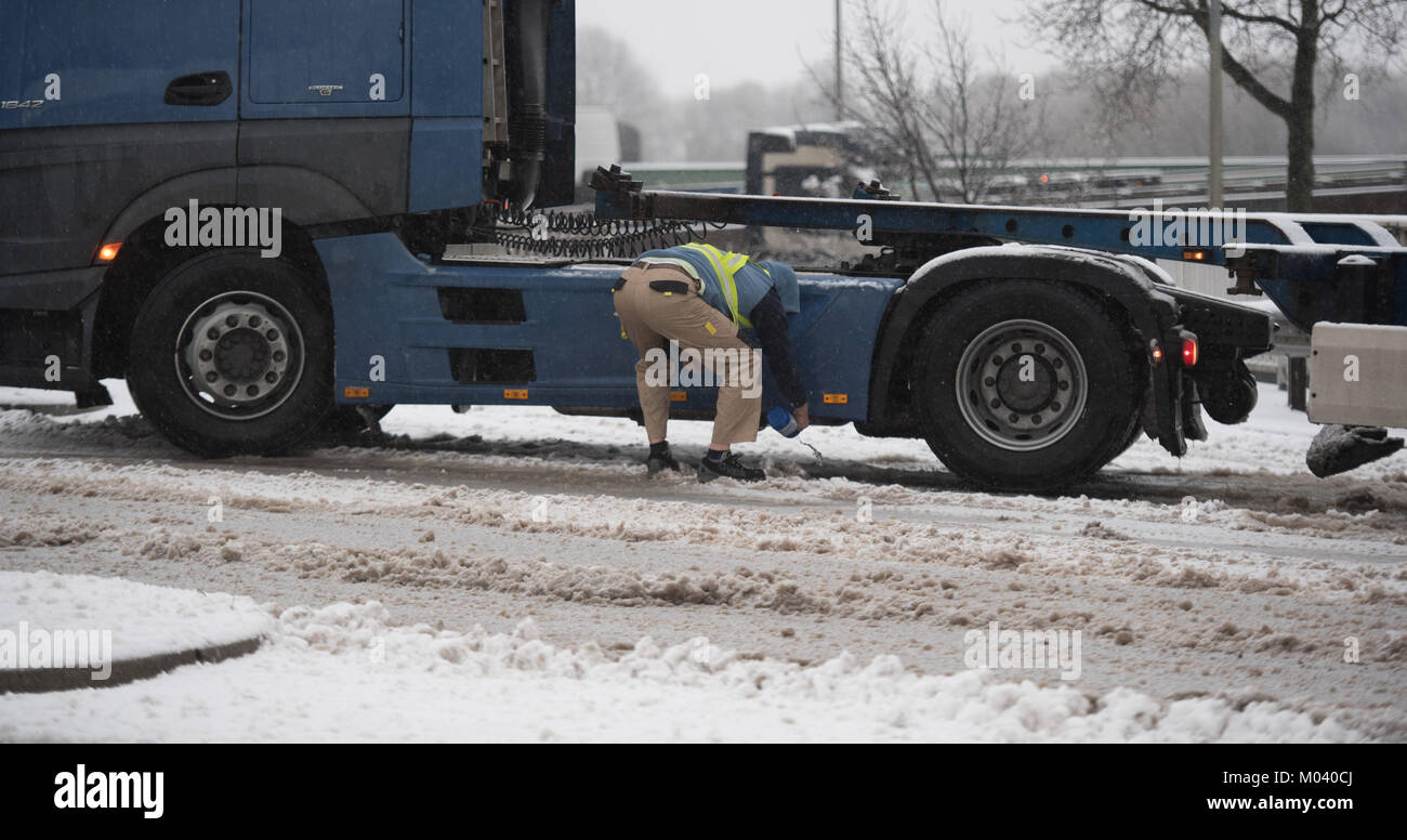 Hamburg, Deutschland. 18 Jan, 2018. Verschiedene Trucks wurden im Hafen durch die vereisten Straßen in Hamburg, Deutschland, 18. Januar 2018 fest. Sturm "Friederike" hat grosse Hemmungen, die in allen Sektoren in Deutschland verursacht. Credit: Daniel Reinhardt/dpa/Alamy leben Nachrichten Stockfoto