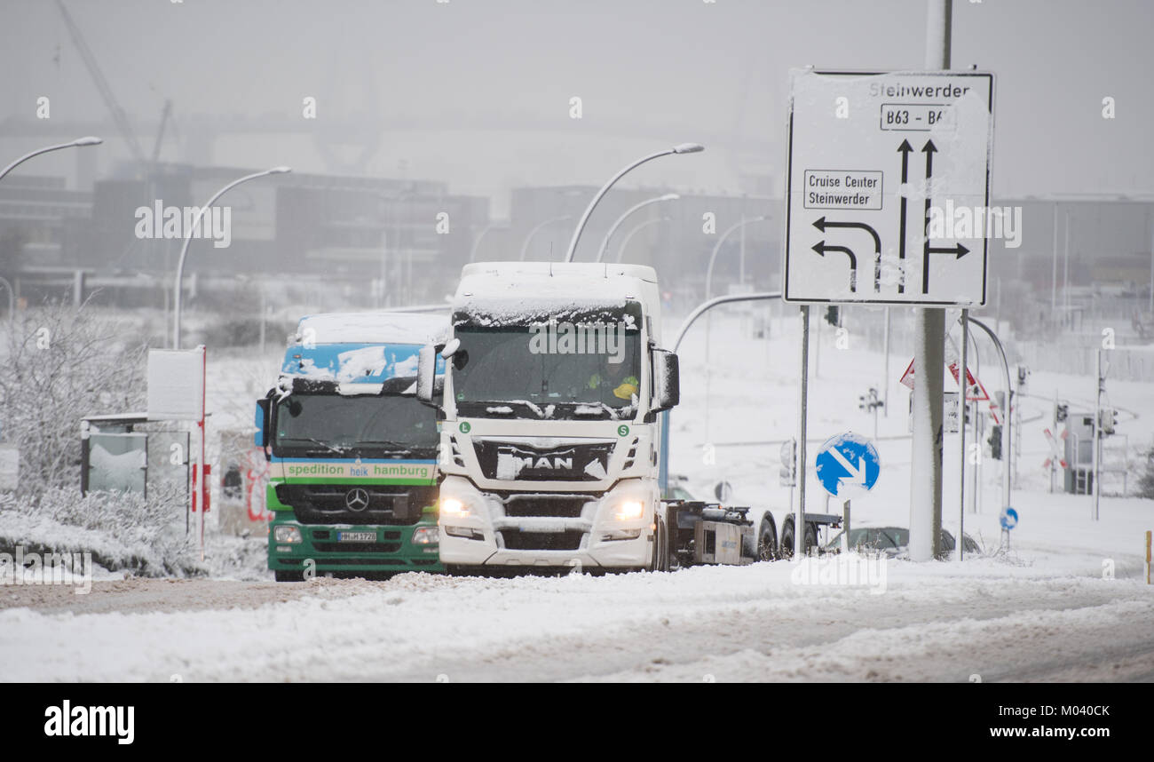 Hamburg, Deutschland. 18 Jan, 2018. Verschiedene Trucks wurden im Hafen durch die vereisten Straßen in Hamburg, Deutschland, 18. Januar 2018 fest. Sturm "Friederike" hat grosse Hemmungen, die in allen Sektoren in Deutschland verursacht. Credit: Daniel Reinhardt/dpa/Alamy leben Nachrichten Stockfoto