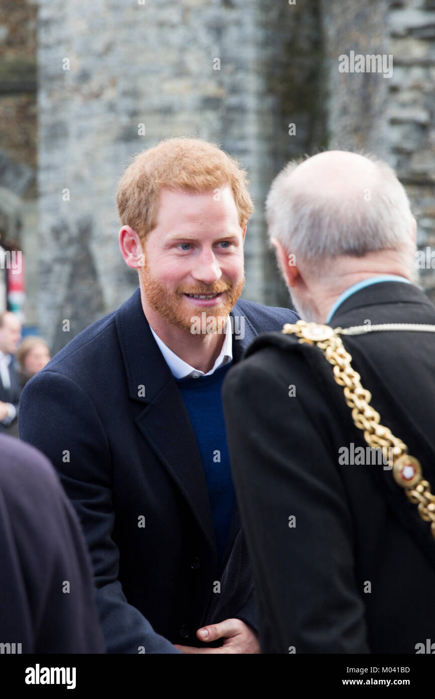 Cardiff Castle, Castle Street, Cardiff, Großbritannien. 18/01/18. Prinz Harry bei seinem Besuch in Cardiff. Menschenmassen außerhalb Cardiff Castle SKH Prinz Henry von Wales (Prinz Harry) und Amerikanische Schauspielerin Meghan Markle auf ihren ersten königlichen Besuch zusammen vor ihrer Hochzeit im Mai in Cardiff zu sehen. Stockfoto