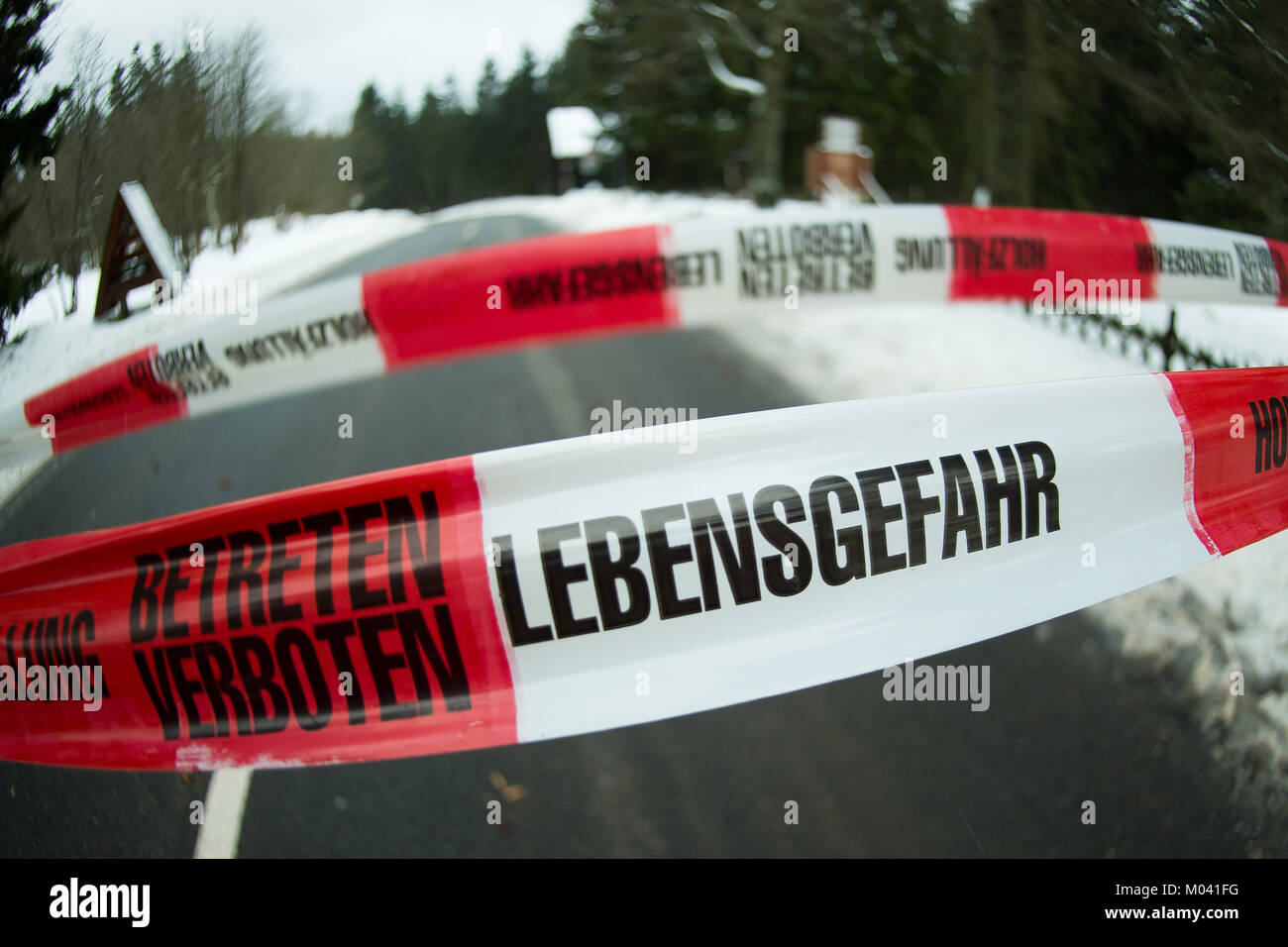 "Eintritt verboten. Gefahr des Todes' ist auf Absperrband in Altenau, Deutschland, 18. Januar 2018 Sturm "Friederike" bewegt sich über große Teile von Deutschland geschrieben. Foto: Swen Pförtner/dpa Stockfoto